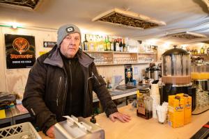 Johan Verwilst baat een van de kraampjes op de kerstmarkt uit: “We zijn al lang blij dat het niet afgeschaft is zoals in Gent.”