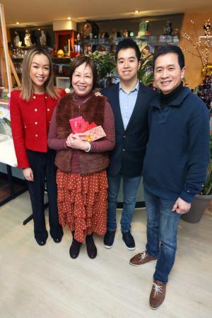 In hun restaurant China Garden in Torhout gastvrouw Wang Hong Huang en haar man Ao Zhen samen met dochter Karin en zoon Jack.