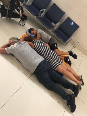 Het gestrande gezin overnachtte zo goed en zo kwaad als het kon in de luchthaven. (gf)