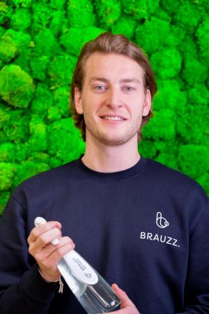 Ruben Renaer (25), co-founder van BRAUZZ, met een van hun herbruikbare verstuivers met allesreiniger. (gf)