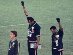 Tommie Smith en John Carlos tijdens hun berucht gebaar op de Olympische Spelen in 1968 in Mexico City.