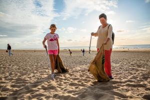 Elke avond zijn vrijwilligers van de Proper Strand Lopers, zoals Lily en dochter Jolien, in de weer om het strand proper te houden. (foto Davy Coghe)