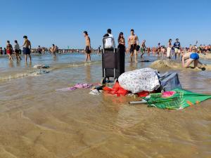 Op de heetste zomerdag werd er heel veel afval achtergelaten op de stranden aan onze kust.