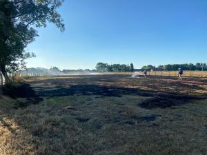 Bij een grasbrand in Bredene brandde maandagavond 2.500 vierkante meter vegetatie af.