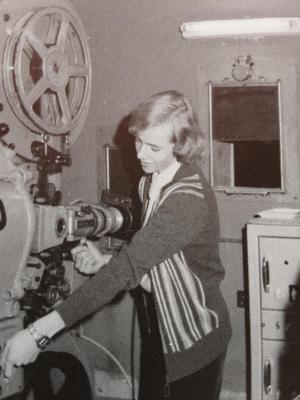 Lieven Fonteyne houdt zich voornamelijk bezig met de technische kant van het filmproces. Hier zien we hem met een veelgebruikte projector. Cine Rialto hanteerde de Italiaanse Cinemeccanica. De projectoren van voor de jaren 70 waren van het Duitse merk Bauer.
