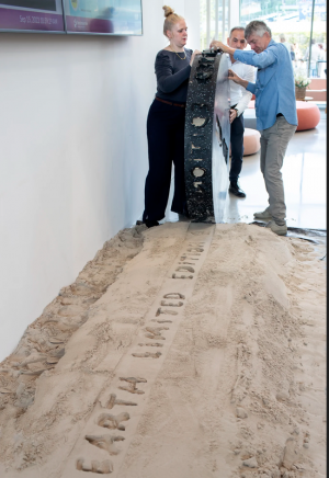 Het wiel is ook een stempel, die een afdruk kan nalaten in het zand.