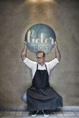 Pieter staat voornamelijk in zijn keuken, maar dat weerhoudt er hem niet van om zelf aan elke klant het menu voor te stellen.