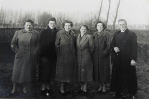 Anno 1946 met Godelieve Bruwier, Hilda Christiaen, Julia Lernout, Margriet Lammens, Madeleine Vanmaele en onderpastoor Maeyens.