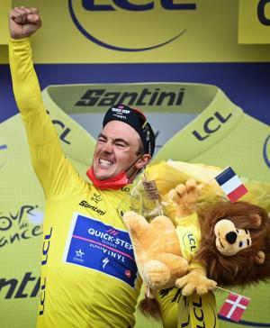 Yves Lampaert won de openingstijdrit in de Tour en mocht de gele trui aantrekken.