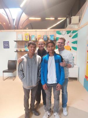 Sabine en Benoit bezoeken met hun kinderen Gregory en Jonathan voor het eerst een boekenbeurs.