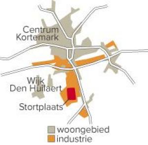 De stortplaats in Kortemark ligt vlakbij woongebied.