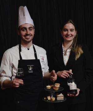 De winnaars Alexandra Meire en Toma Vanwambeke, studenten sommelier en gastronomie aan de hotelschool Ter Duinen in Koksijde.