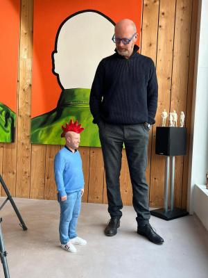 Kunstenaar Bert en zijn standbeeld van Piet Huysentruyt.