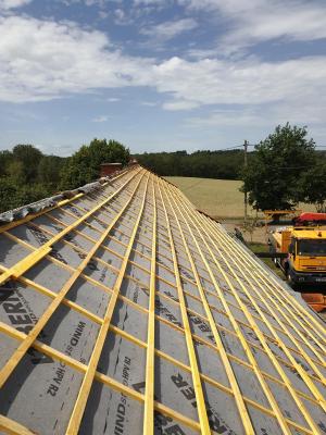 De herstellingswerken, onder meer aan het dak, gingen gestaag verder. “We gingen zelf op zoek naar dakpannen”, zegt Jim.