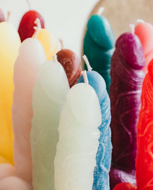 Je kan de peniskaarsen in allerlei vormen bestellen via www.tantekaars.com.