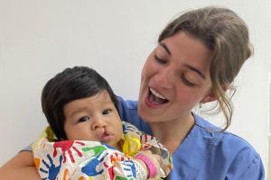 Lotte Verbrugge met een van de Ecuadoraanse kindjes, die de organisatie Global Smile Foundation hielp.