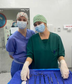 Verpleegkunde studenten Lotte uit Tielt en Eva uit Roosdaal aan de slag als vrijwilligers in het ziekenhuis in Ecuador.