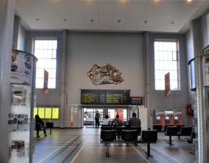 Kunstwerk over de Leie en de Kortrijkse industrieën in de centrale hal van het station van Kotrijk, gemaakt door de Brugse keramist Rogier Vandeweghe.
