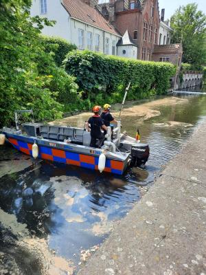 Brandweer en civiele bescherming bij de vervuilde reie.