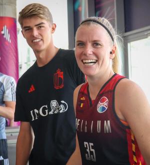 Charles De Ketelaere en Julie Vanloo namen nog samen even een foto na de match van de Belgian Cats tegen Tsjechië.