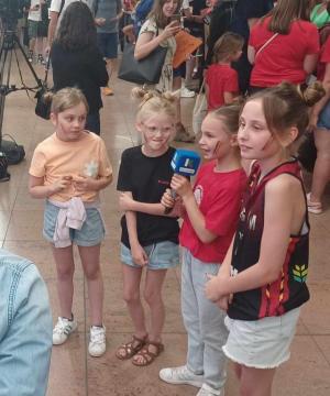 Ellie (9), Feliz (9), Lize (8) en Marta (11) spelen zelf basketbal in Roeselare en kwamen speciaal naar Zaventem om de Belgian Cats te ontmoeten.