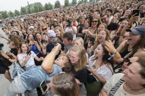 Lennert Coorevits dook kort even in het publiek tijdens de show van de Compact Disk Dummies op Rock Werchter.