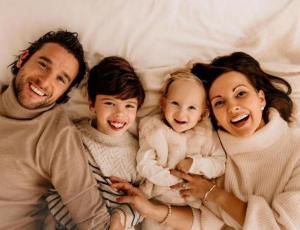 Papa Maarten Vervaeke en mama Evie Landuyt, samen met hun zoontje Henri en Rachèle.