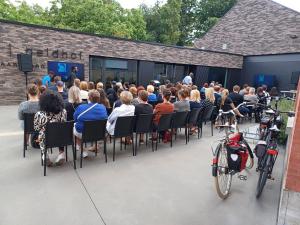 Buiten waren er twee schermen klaargezet, waar mensen, die niet meer binnen raakten de dienst konden volgen.