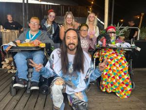 De volledige groep op de foto met dj Steve Aoki tijdens het eerste weekend.