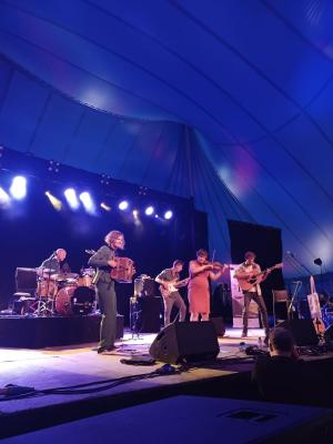 Folkband Broes tijdens hun optreden op Festival Dranouter zondag in de Club.