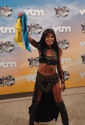 Tijdens haar optreden hield Ruslana de hele tijd de Oekraïense vlag vast.