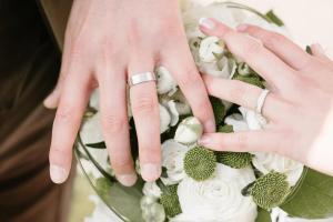 De ringen van Mathias en Jasmine op hun trouw in april 2017