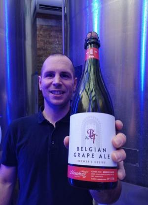 Thomas Vandelanotte met de nieuwe Belgian Grape Ale.