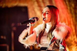 West-Vlaamse popster Camille Dhont speelde de pannen van het Warmste Huis op eigen bodem.