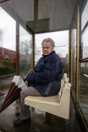 Binnenkort valt een belangrijk deel van Leona's routine weg: elke dag de bus nemen om boodschappen te doen en een koffietje te drinken.