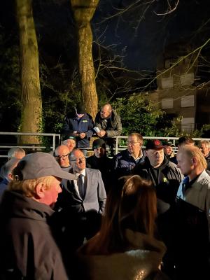 Ben Weyts nam na zijn lezing de tijd om nog even met de boeren te praten.