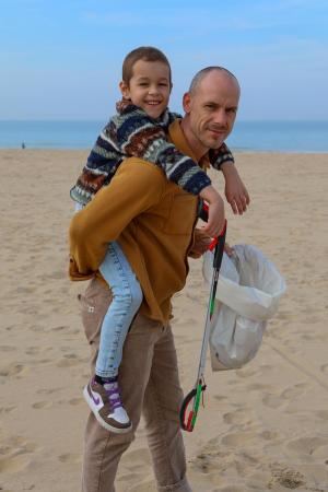 De 6-jarige Florian samen op de foto met zijn 'held' Tim Corbisier van de Proper Strand Lopers.