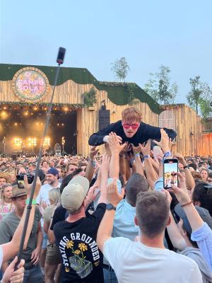 Thibault Christiaensen van Equal Idiots had dorst tijdens zijn optreden: hij crowd sufte naar de bar.