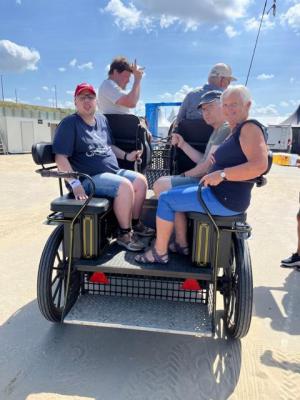 De karren die andersvaliden transporteerden naar Horizon in Zeebrugge.