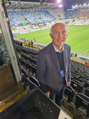 Luc in de tribune van het Jan Breydelstadion.