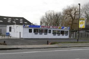 De ‘witte barak’ is een gekend zicht aan de Hoge Barrière in Eernegem.