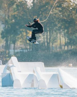 Glenn Vandenberghe in actie op zijn wakeboard. (gf)