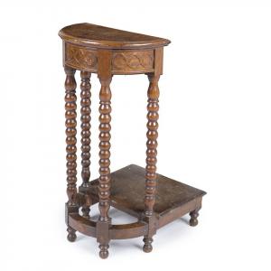 Een eikehouten bidbankje dat geveild wordt.