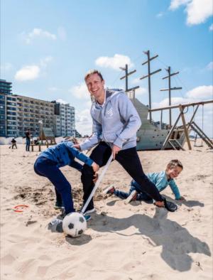 Levy deed niets liever dan kinderen tot sporten bewegen.