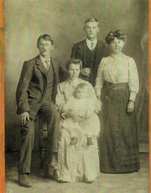 De broers Leopold en Karel Popelier, met Karels vrouw Louise en hun dochter Juliana in 1910 in Ghent in Minnesota: die foto werd vanuit Amerika opgestuurd naar hun ouders in Lichtervelde, om hen gerust te stellen.