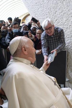 Tom overhandigde zijn boek aan de paus.