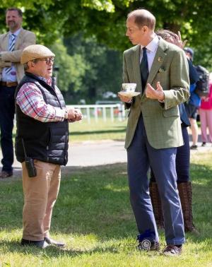 Bruggeling Mark Wentein in een persoonlijk gesprek met Prins Edward, Hertog van Edinburgh, broer van de Britse Koning, die als Patron deze paardenwedstrijden in het koninklijke kasteel van Windsor organiseert.