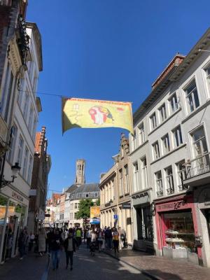 Een andere vlag die voor wat extra beleving zorgt, in de aanloop van de processie.