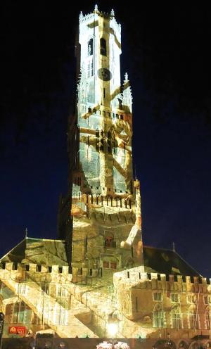 800 jaar geschiedenis verbeeld op de Brugse Halletoren.