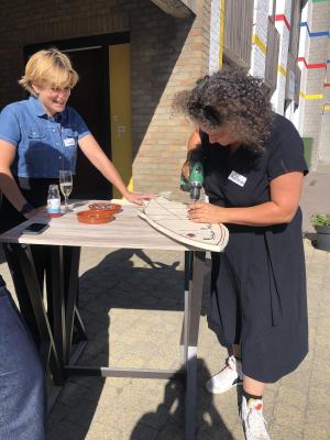 Van eenvoudige materialen wordt iets leuks gemaakt.